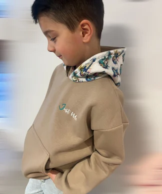 Photo du pull Giusy. Le pull est avec une capuche amovible et avec poches