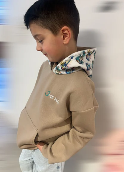 Photo du pull Giusy. Le pull est avec une capuche amovible et avec poches